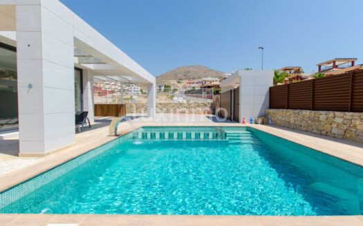 Vrijstaande villa te koop met uitzicht op de bergen in Benidorm