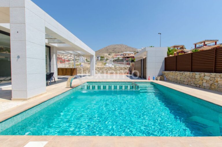 Vrijstaande villa te koop met uitzicht op de bergen in Benidorm