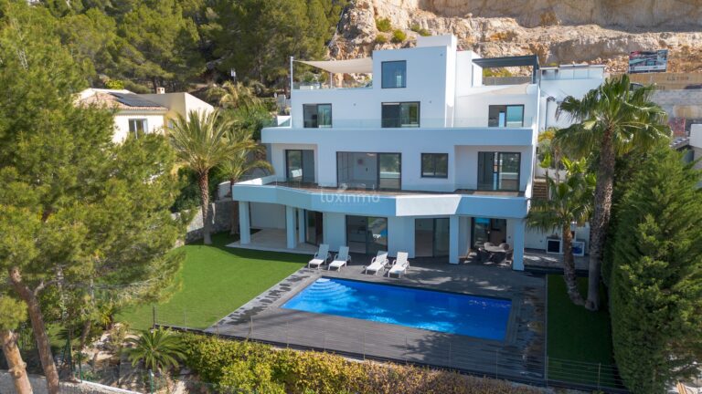 Een grote moderne villa in Altea Hills