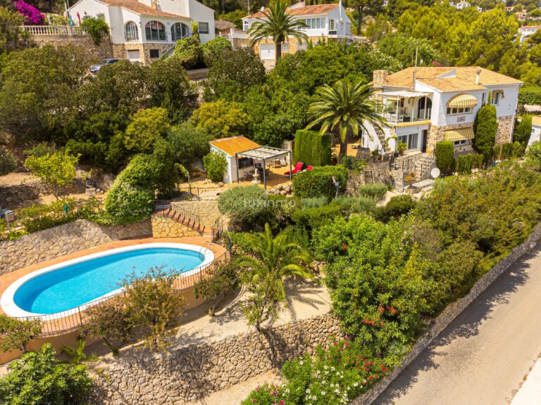 Prachtig vrijstaand huis met 4 slaapkamers en uitzicht op zee en de bergen in Calpe