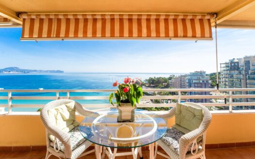 Prachtig penthouse aan het strand met uitzicht op zee in Calpe