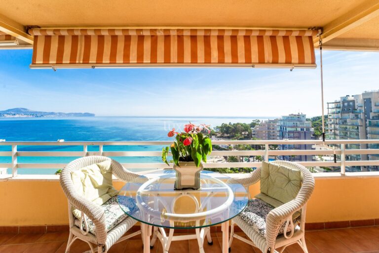 Prachtig penthouse aan het strand met uitzicht op zee in Calpe