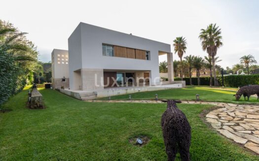 Luxe villa te koop op de eerste strand lijn in Denia