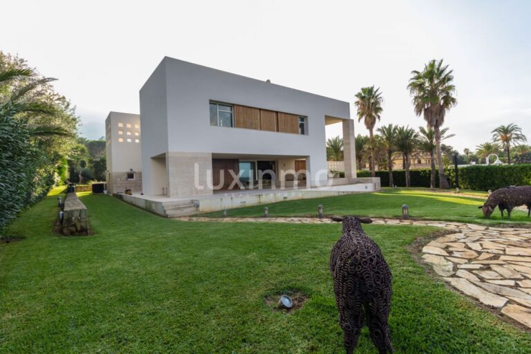 Luxe villa te koop op de eerste strand lijn in Denia