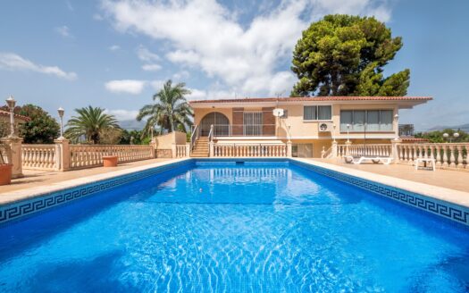 Villa met zwembad te koop in Albir