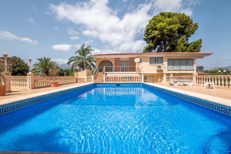 Villa met zwembad te koop in Albir