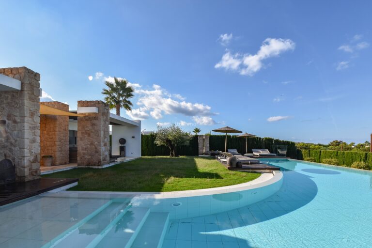 Villa in luxe urbanisatie in Cala Conta