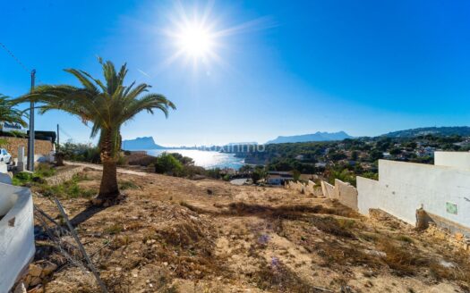 Prachtig bouwperceel met zeezicht in Moraira