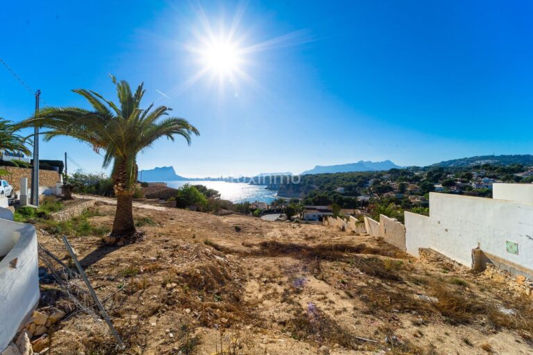 Prachtig bouwperceel met zeezicht in Moraira