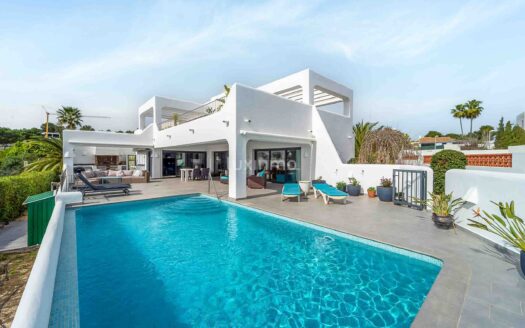 Luxe modern vrijstaand huis met zeezicht in Moraira