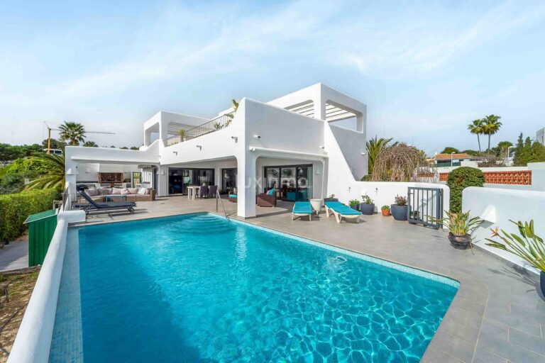 Luxe modern vrijstaand huis met zeezicht in Moraira