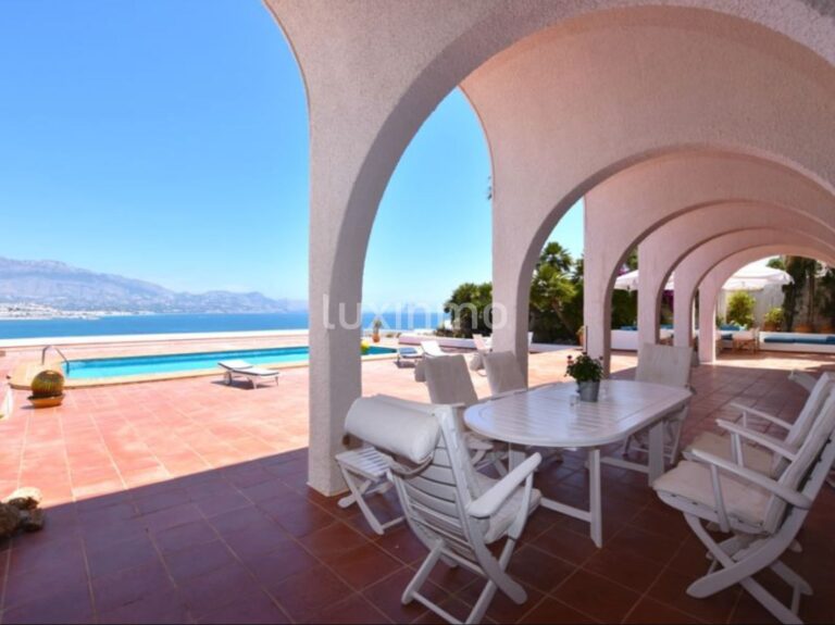 Een kunstwerk villa aan het strand in Albir