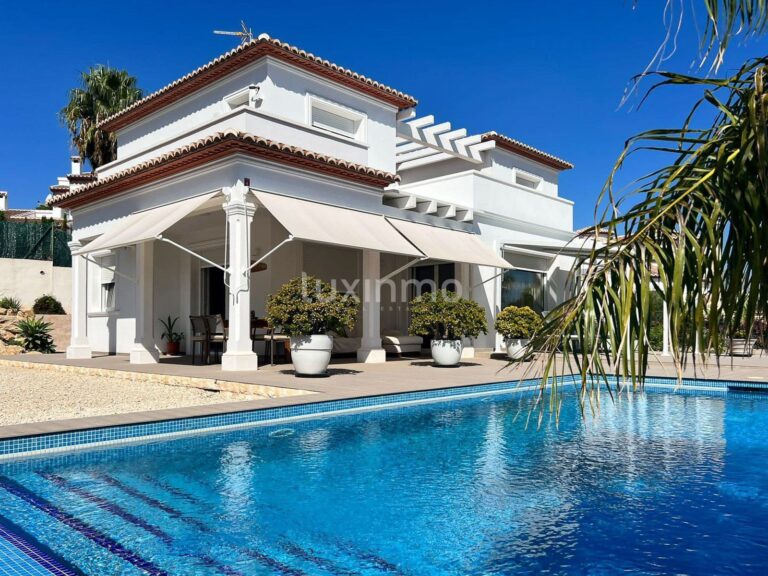 Luxe villa met zeezicht te koop in Javea