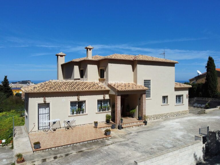 Villa met uitzicht op zee te koop in Denia