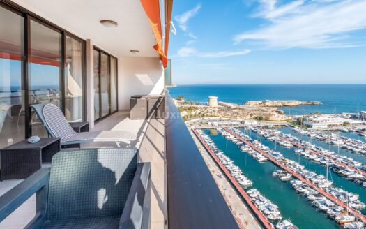 Gerenoveerd penthouse met prachtig uitzicht op de haven en de zee in El Campello