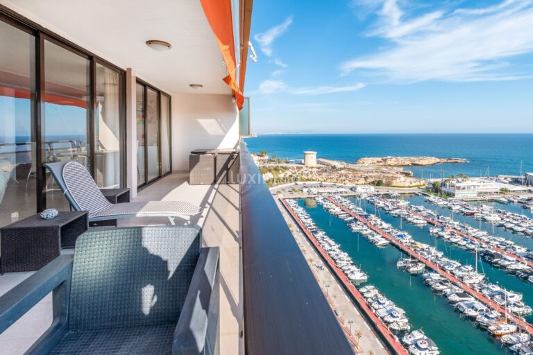 Gerenoveerd penthouse met prachtig uitzicht op de haven en de zee in El Campello