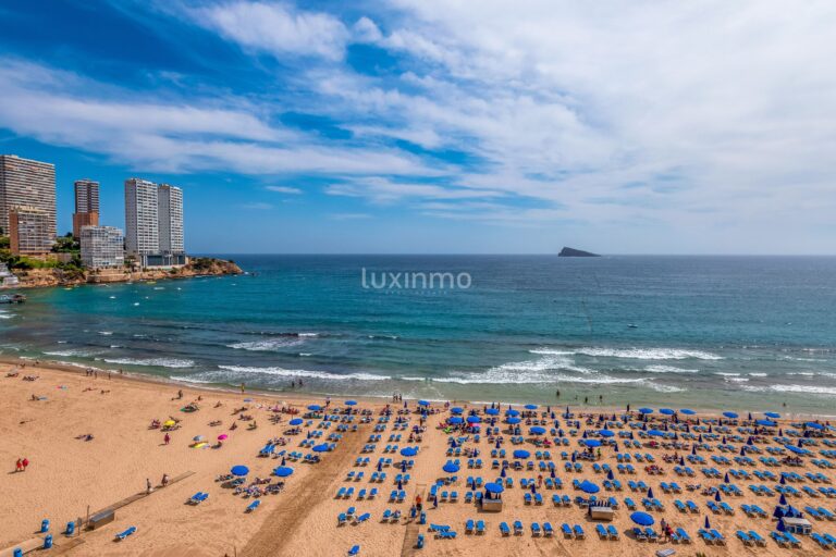 Prachtig gerenoveerd appartement met uitzicht op zee in Playa Levante