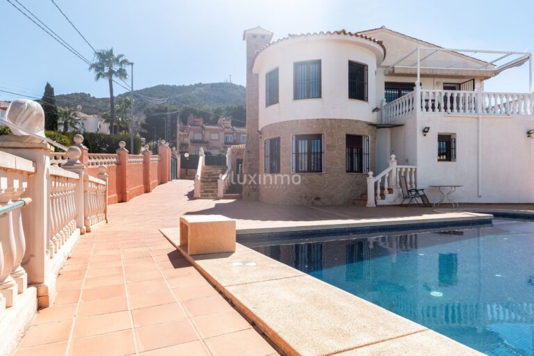 Villa met privé zwembad te koop in Albir