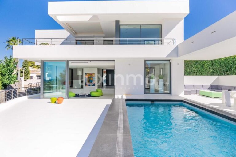 Gloednieuwe luxe moderne design Villa met uitzicht op zee in Moraira