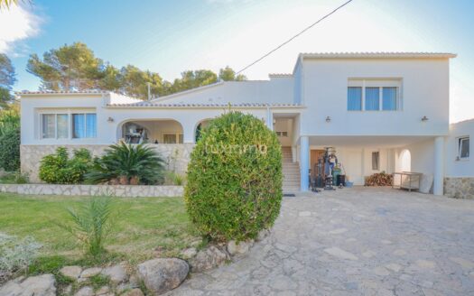 Villa met zeezicht en toeristenvergunning te koop in Javea