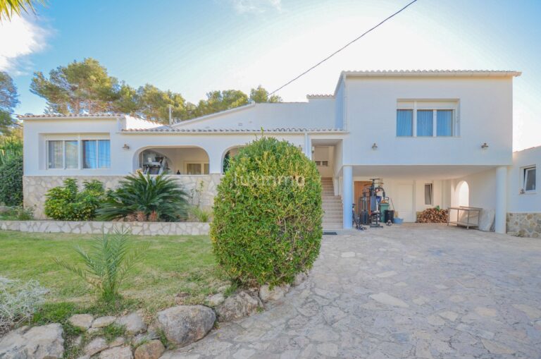 Villa met zeezicht en toeristenvergunning te koop in Javea