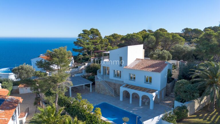 Luxe villa in Ibiza-stijl met uitzicht op zee in Cabo la Nao