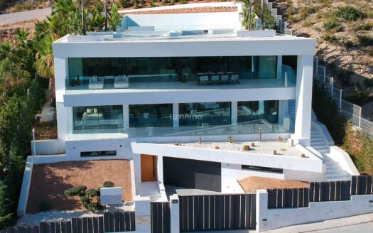 Te koop moderne villa met uitzicht op zee in Ibiza