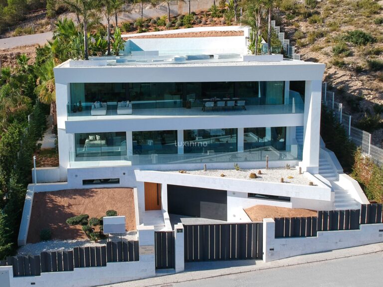 Te koop moderne villa met uitzicht op zee in Ibiza