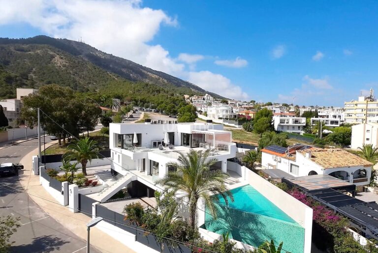 Prachtige luxe villa met uitzicht op zee te koop in Albir