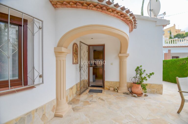 Te koop charmant huis met vrij uitzicht in Denia