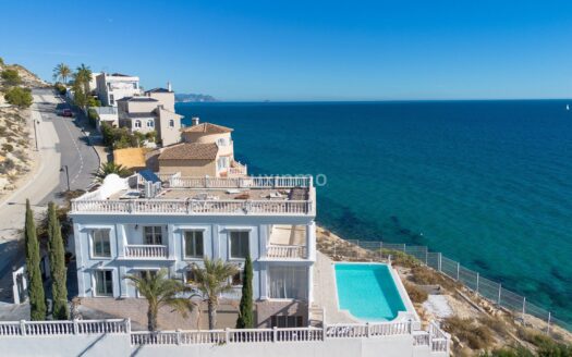 Prachtige eerstelijns strandvilla te koop in Campello