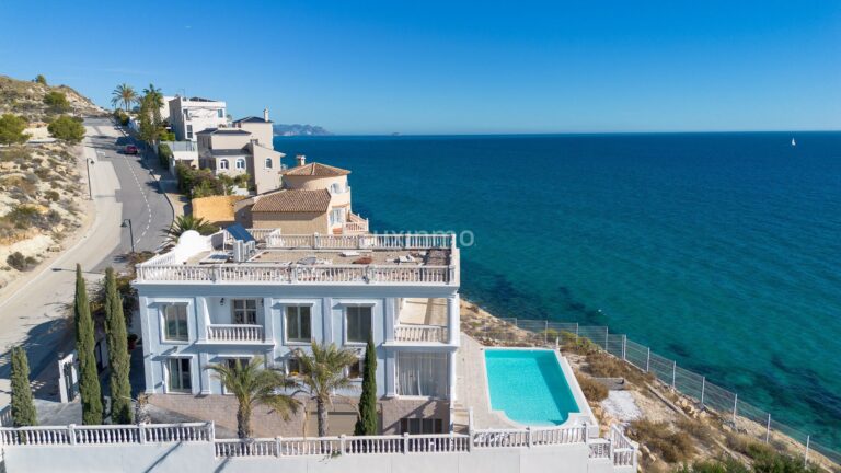 Prachtige eerstelijns strandvilla te koop in Campello