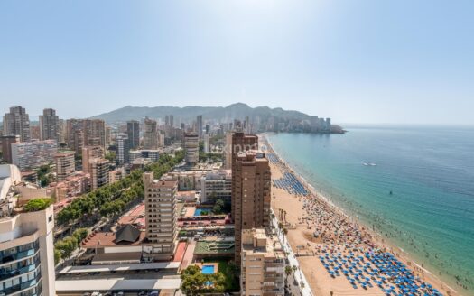 Uniek gerenoveerd luxe penthouse aan het Levante strand