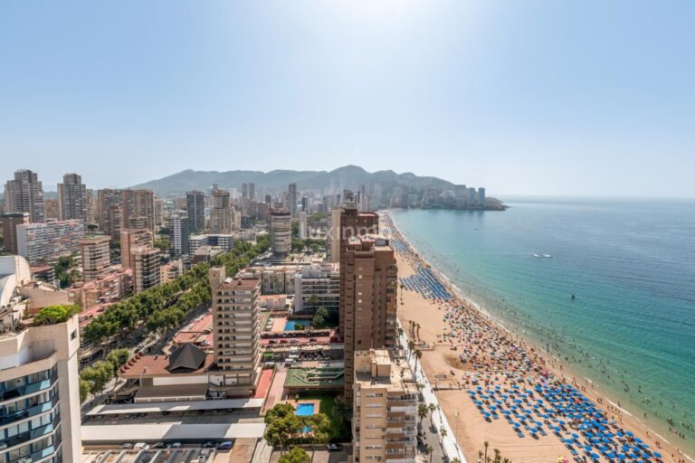 Uniek gerenoveerd luxe penthouse aan het Levante strand