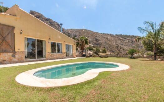 Gezellig huis met uitzicht op het meer en de bergen te koop in Orxeta