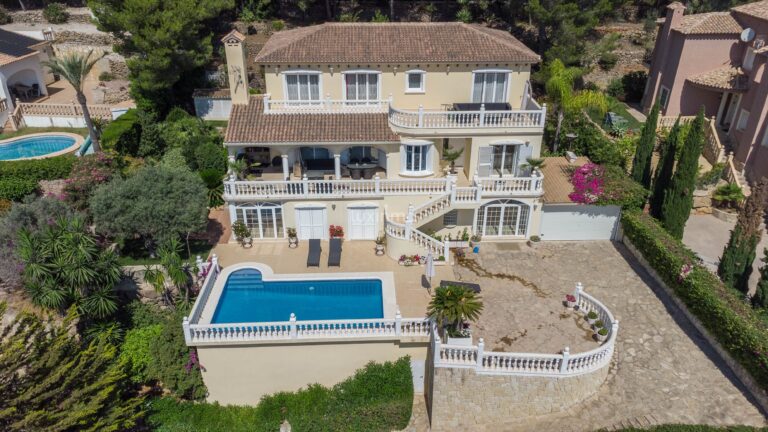 Grote vrijstaande villa in koloniale stijl te koop in Denia