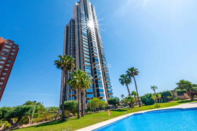 Prachtig penthouse met uitzicht op zee te koop in Benidorm