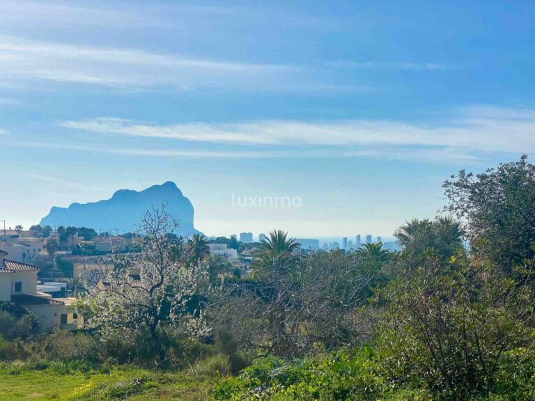 Prachtig bouwperceel met zeezicht in Calpe te koop