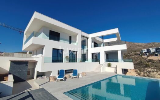 Grote zeer goed gelegen moderne villa met panoramisch uitzicht op zee te koop in Finestrat