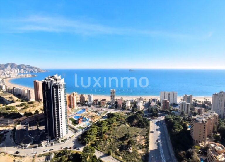 Duplex penthouse met solarium terras gelegen in Playa de Poniente in Benidorm