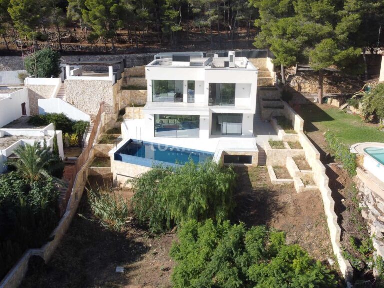 Een nieuwe moderne villa met uitzicht op zee te koop in Altea