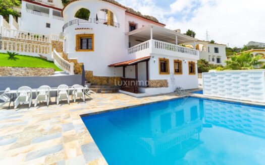 Charmant koloniaal huis met panoramisch uitzicht op zee in Calpe