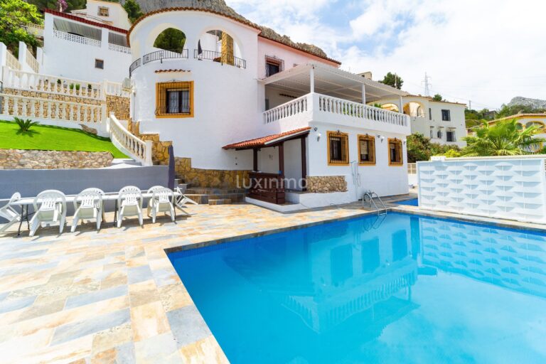 Charmant koloniaal huis met panoramisch uitzicht op zee in Calpe