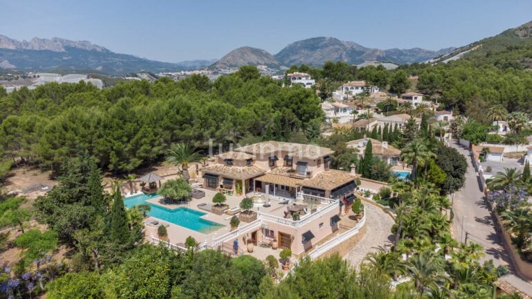 Te koop villa in traditionele stijl te koop in Altea