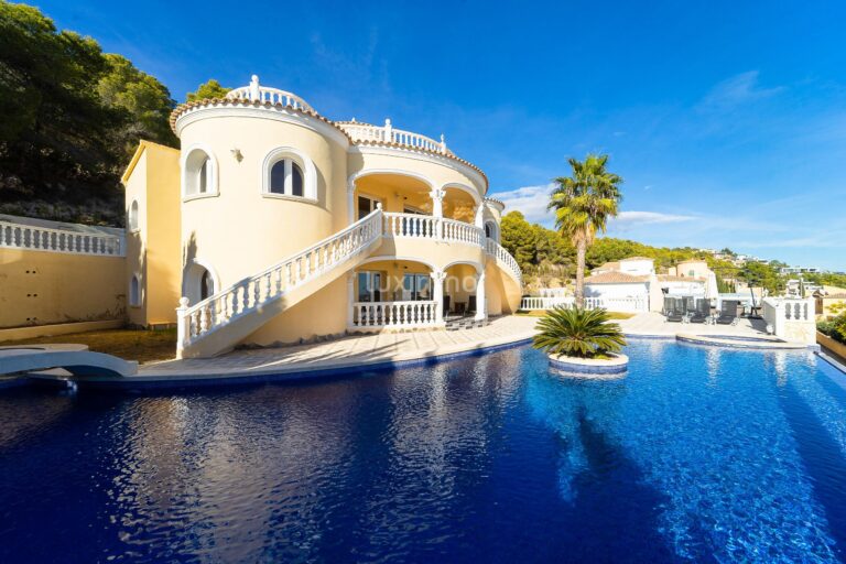 Prachtige villa in mediterrane stijl met uitzicht op zee in Calpe