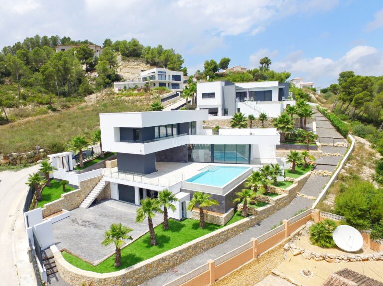 Te koop indrukwekkende modern gebouwde villa in Javea