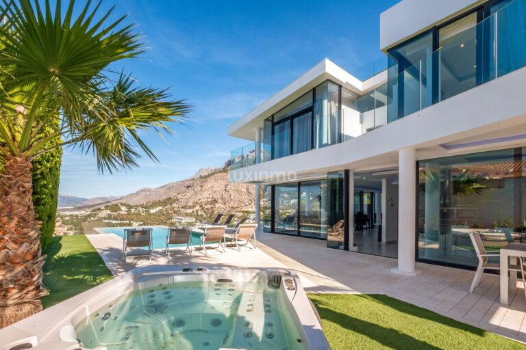 Spectaculaire villa met zeezicht te koop in Altea Hills