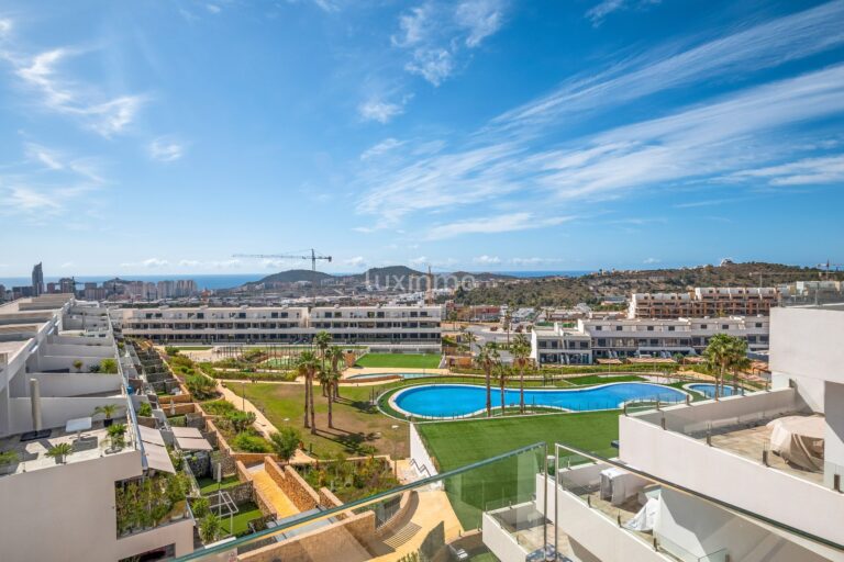 Prachtig modern penthouse met toeristenvergunning en uitzicht op zee