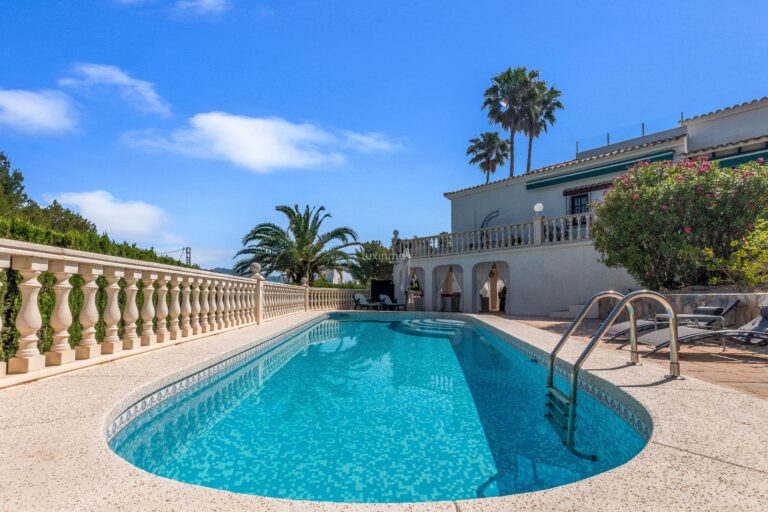 Prachtige villa met panoramisch uitzicht in Albir