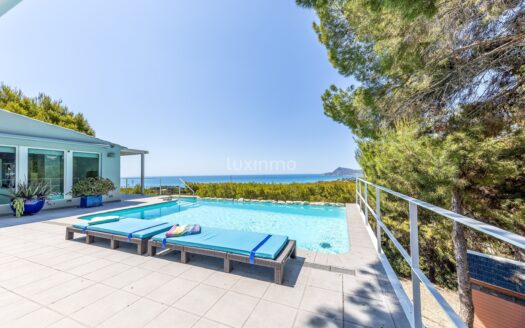 Gerenoveerde villa met 4 slaapkamers te koop in Altea